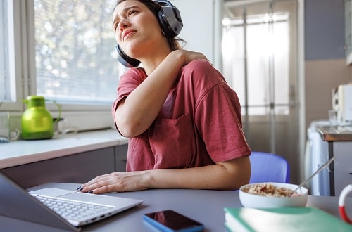 Home worker with neck pain iStock Ridofranz