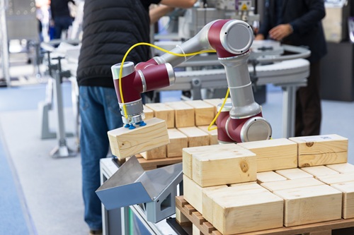 Cobot In A Warehouse Istock Mihajlo Maricic MED